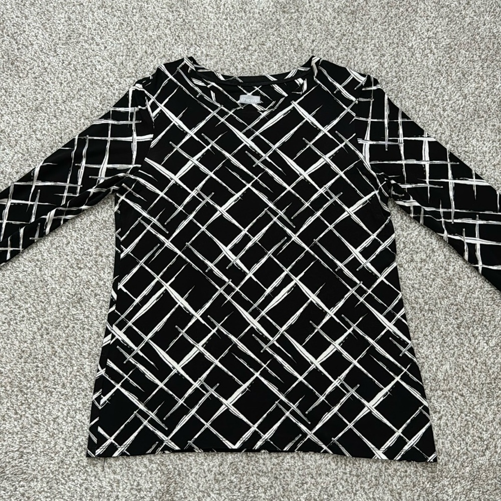 Chico’s Back and White Print Long Sleeve Tee.